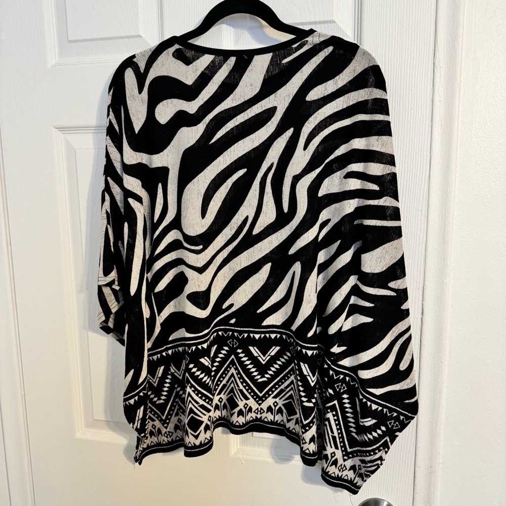 Joseph Ribkoff Black & White Printed Poncho – Size 12 - Picture 3 of 3
